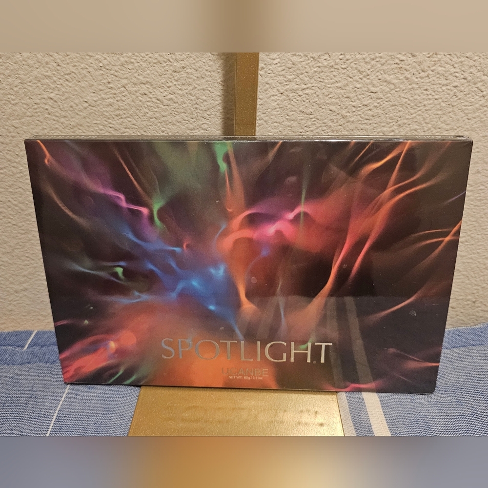 Spotlight Eyeshadow Palette By Ucanbe